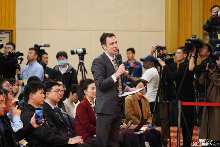 记者:维尼修斯下赛季可能会改穿7号或11号